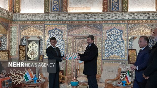 سفیر هند با استاندار اصفهان دیدار کرد؛ تشکیل اتاق بازرگانی مشترک برای تسهیل روابط تجاری 3 سفیر هند با استاندار اصفهان دیدار کرد؛ تشکیل اتاق بازرگانی مشترک برای تسهیل روابط تجاری
