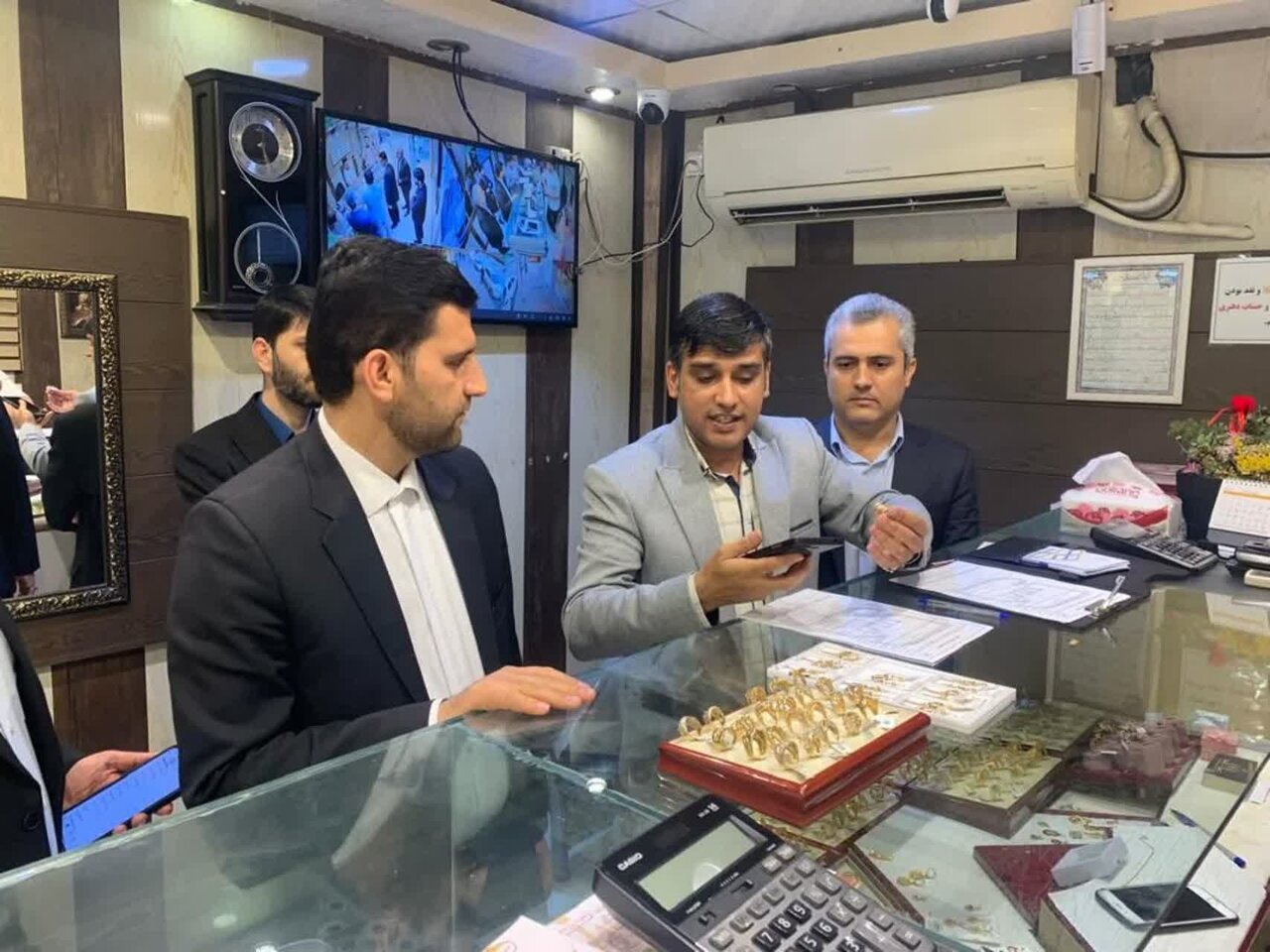 نظارت بر طلافروشیهای کنگان برای مقابله با گرانفروشی 1 نظارت بر طلافروشیهای کنگان برای مقابله با گرانفروشی