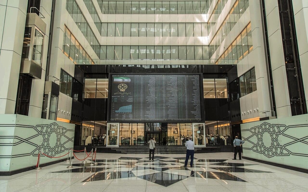اولین واکنش بورس به استیضاح همتی/ بازار سهام قرمز شد 1 اولین واکنش بورس به استیضاح همتی/ بازار سهام قرمز شد