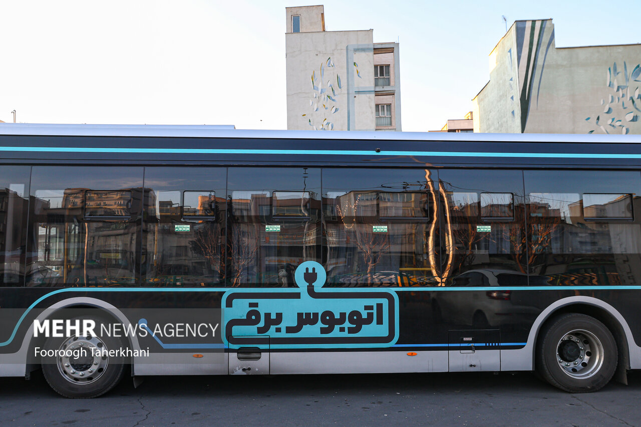 کشتی حامل ۵۰ اتوبوس برقی به بندرعباس رسید 1 کشتی حامل ۵۰ اتوبوس برقی به بندرعباس رسید