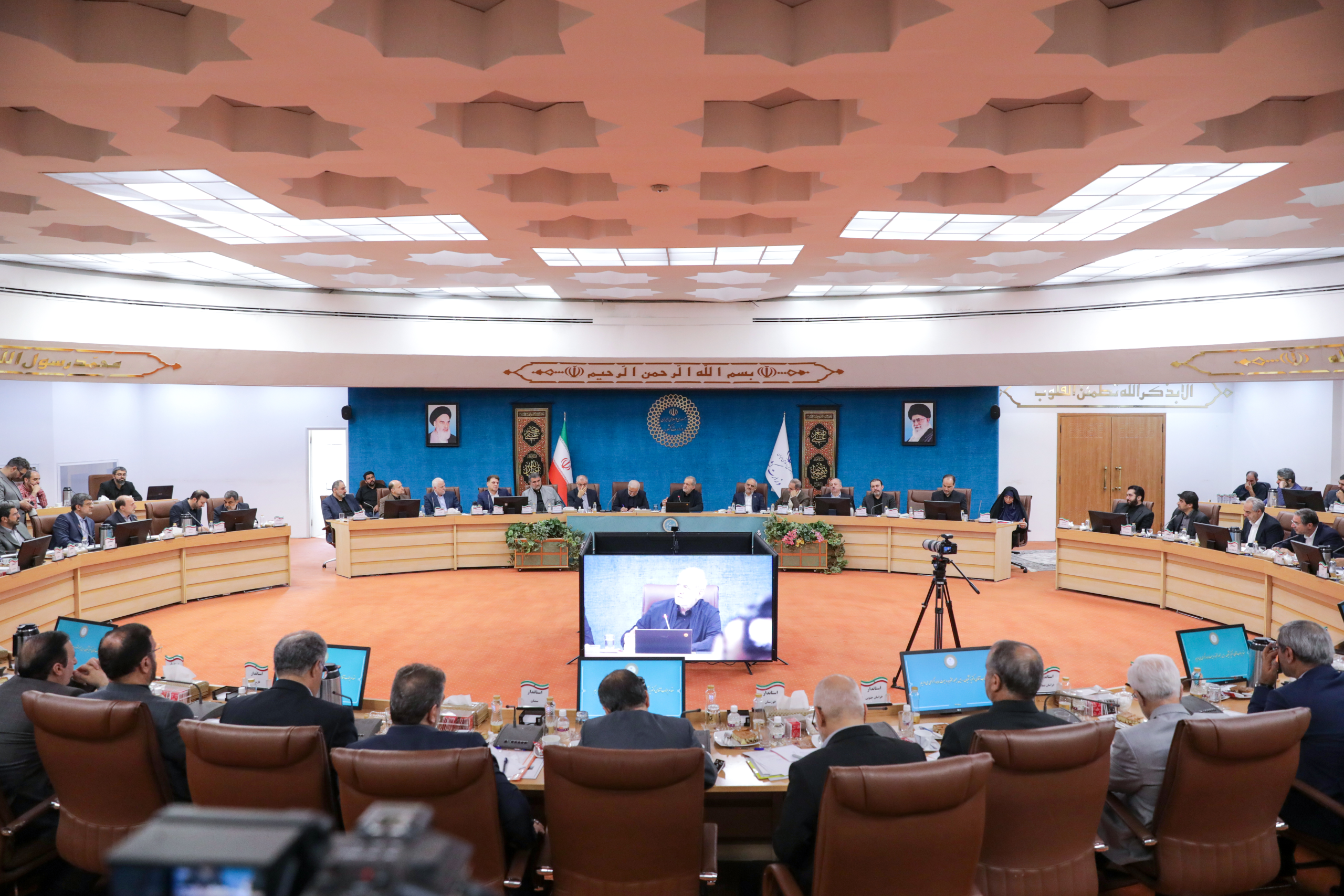 پزشکیان: تفویض اختیار به استانداران را رها نمیکنیم 4 پزشکیان: تفویض اختیار به استانداران را رها نمیکنیم