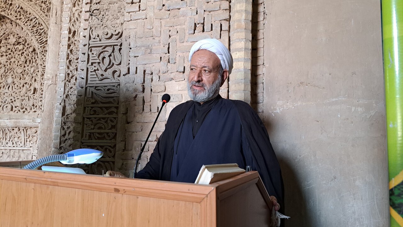 خطیب جمعه اردستان: باید مراقب توطئههای افراد فریب خورده بود 1 خطیب جمعه اردستان: باید مراقب توطئههای افراد فریب خورده بود